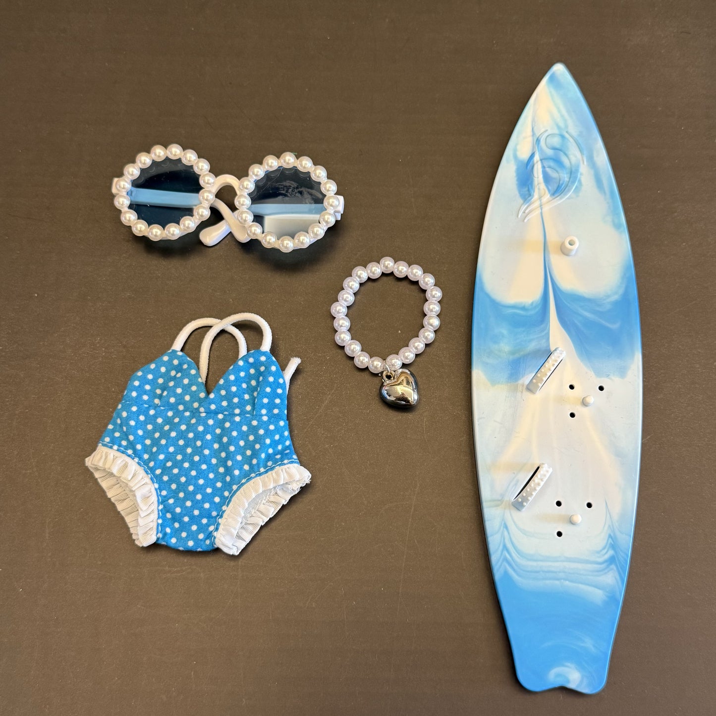 17cm Labubu clothes-Blue Polka Dot Swimsuit + Surfboard + Wave Pendant + Retro Shades