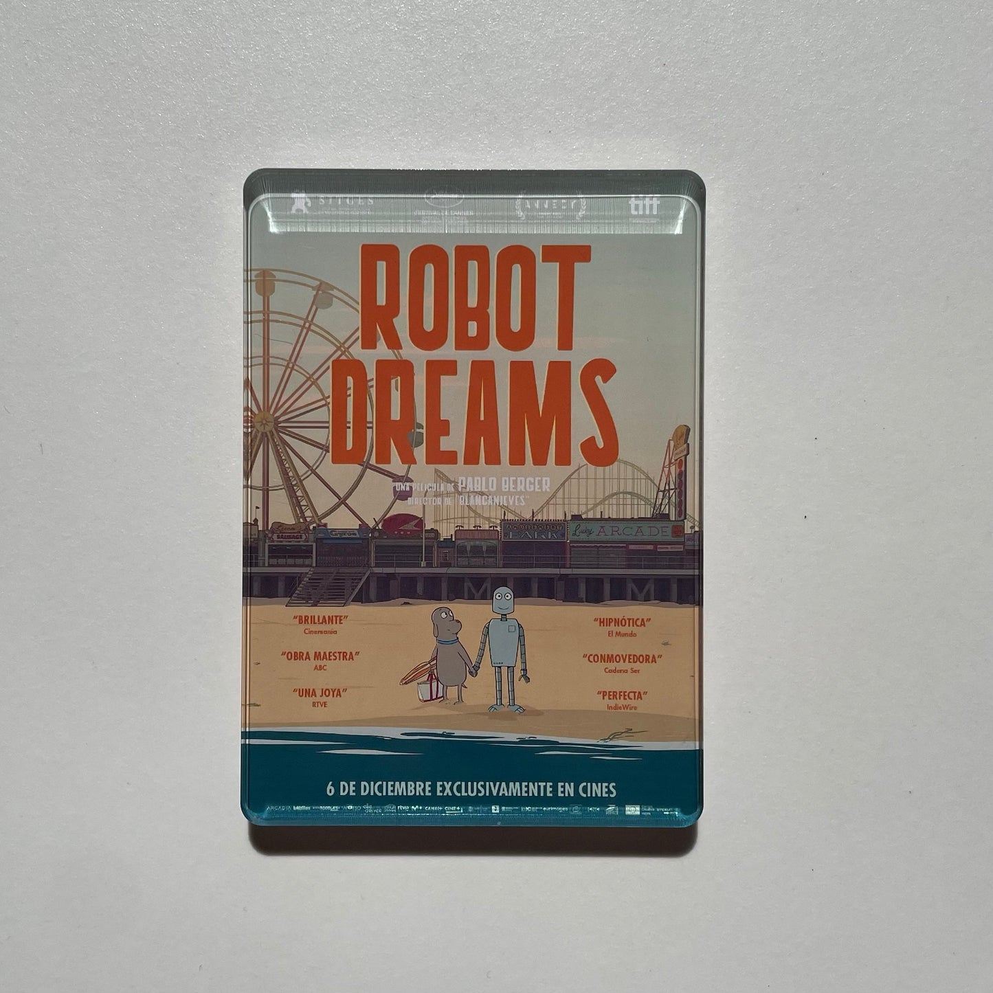 Robot Dreams Fridge Magnet 03 - Robot & Dog on Beach | 5.6×8cm | 6mm Thick